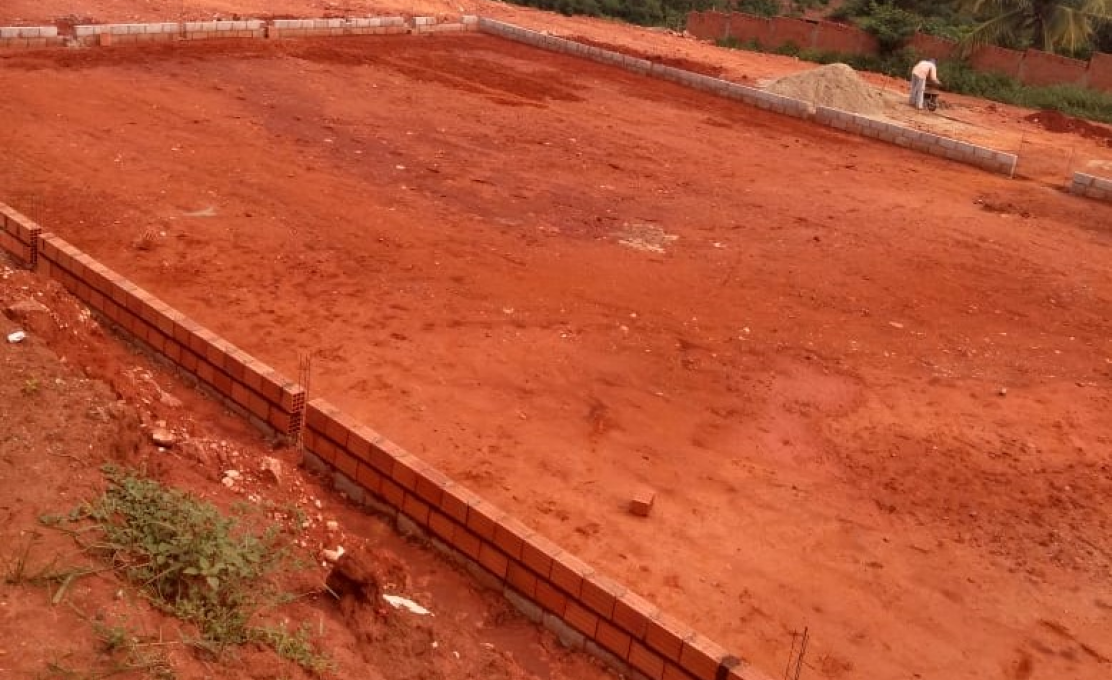 CONSTRUÇÃO DE QUADRA POLIESPORTIVA COM DEMARCAÇÃO DO PISO E ALAMBRADO NO BAIRRO PROFESSOR IZ...